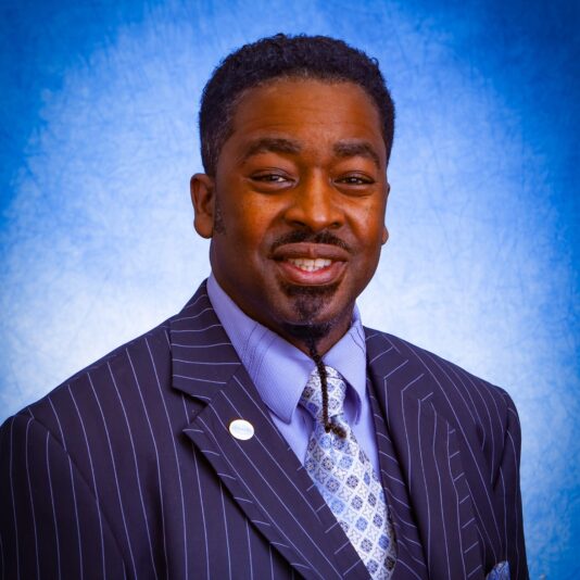 DESMOND BACK GROUND ZOOM